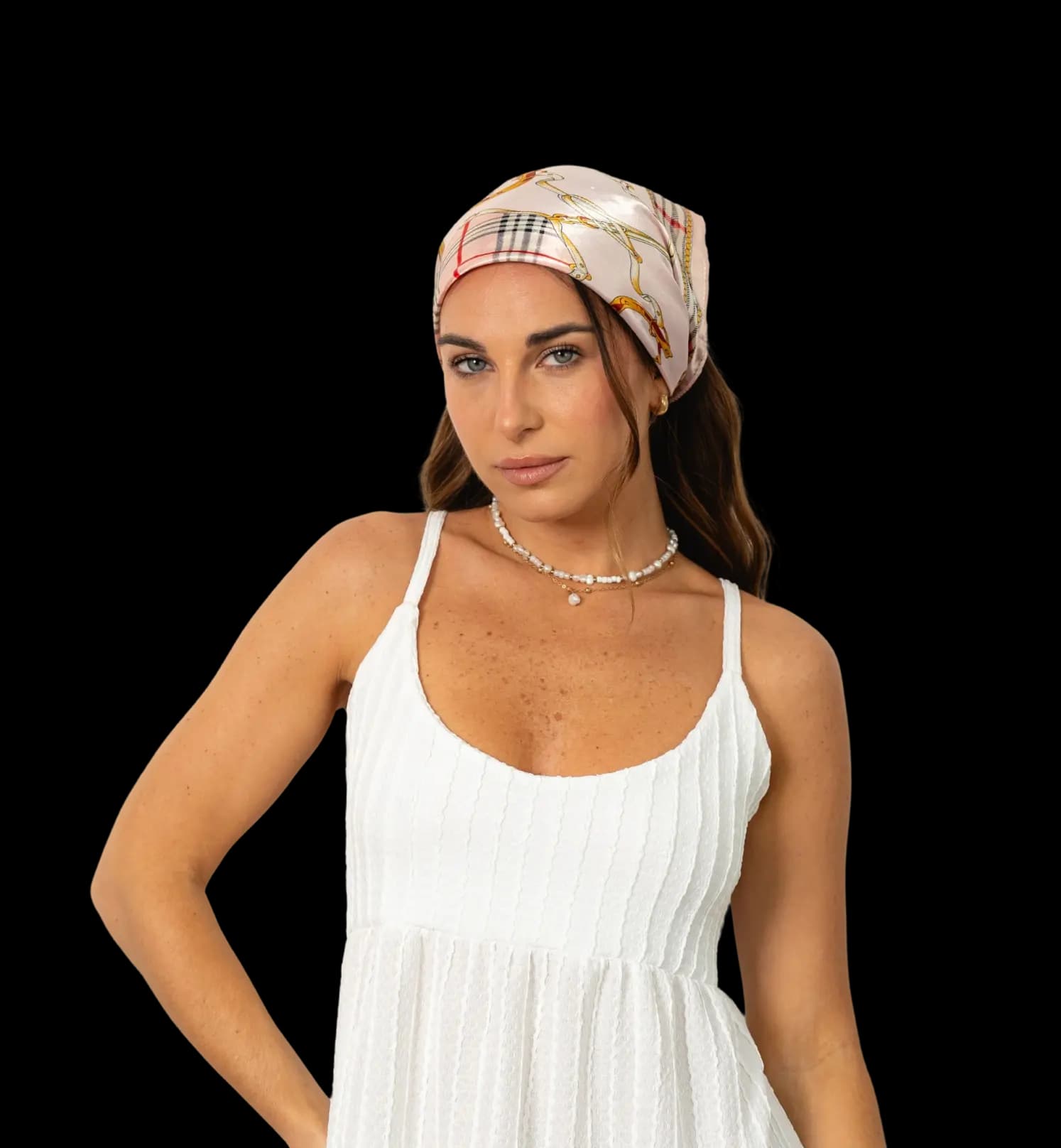 Modelo con vestido blanco de la colección Spring Summer '27
