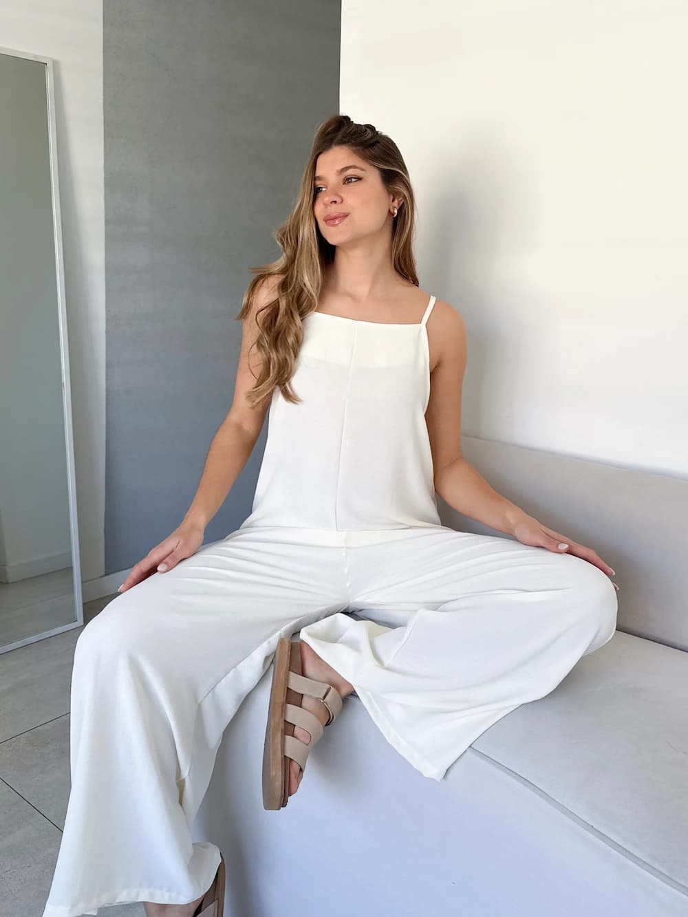 Mono blanco de breteles