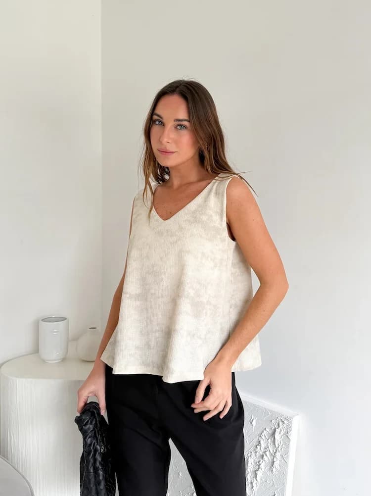Musculosa bordada con pantalón negro