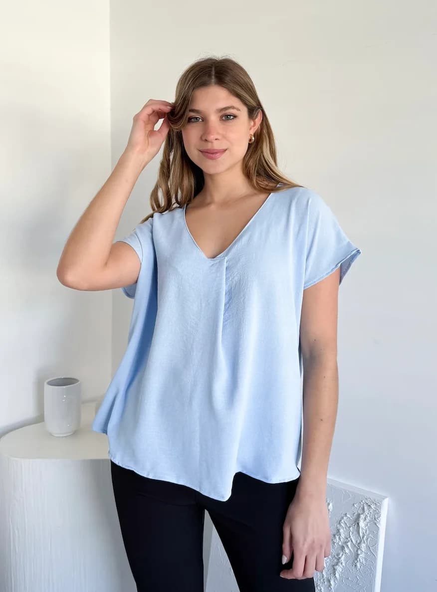 Remerón celeste escote en V