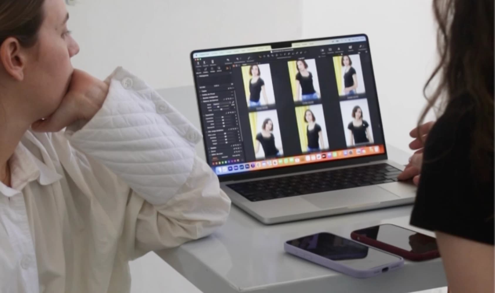 Equipo editando las fotos de producto en una notebook