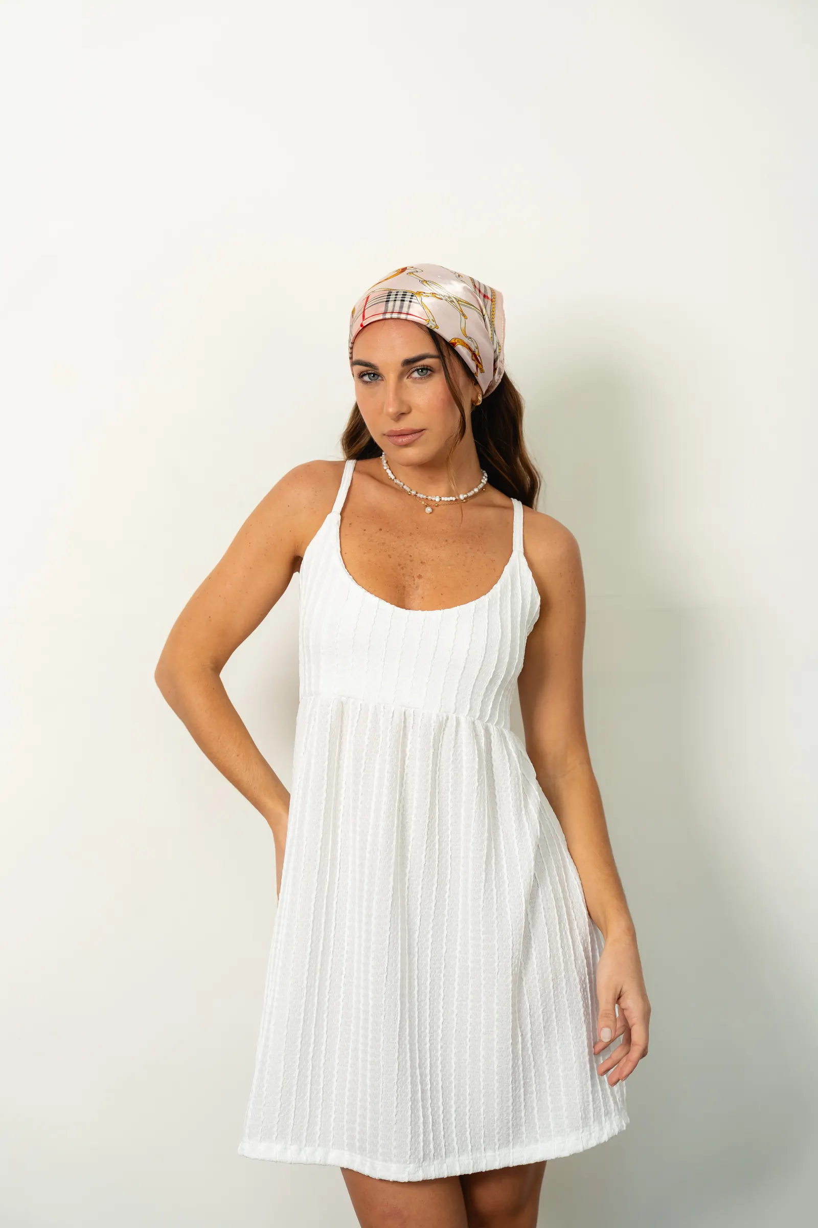 Vestido blanco texturado de la colección SS27