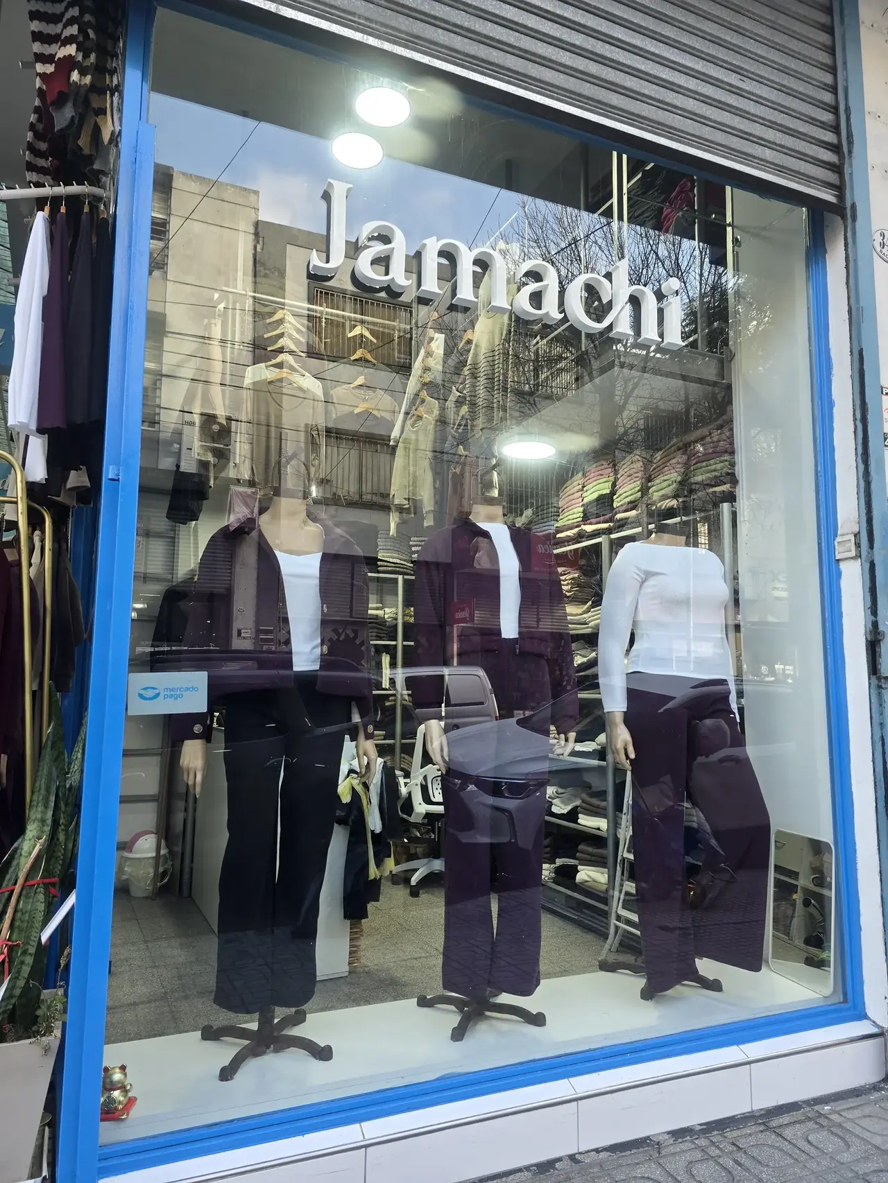 Vidriera del local de Jamachi en Galería Ecomoda, Bacacay 3419